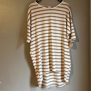 The Irma top is a loose, knit “high-low” tunic, with fitted mid-length sleeves.
